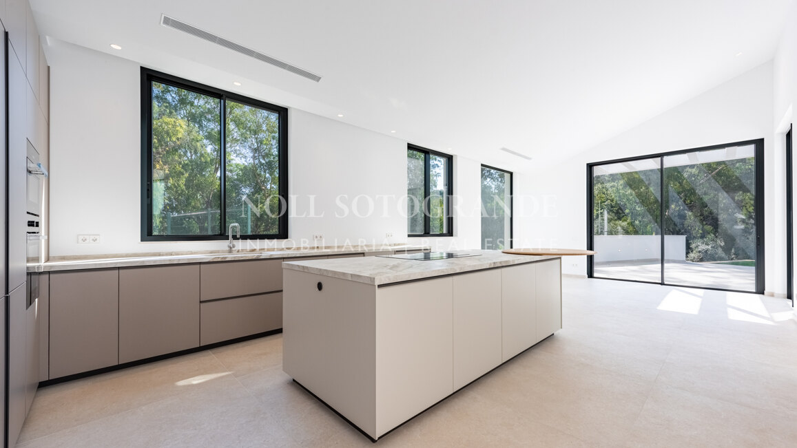 Moderne fertiggestellte Neubau-Villa in sehr privater Lage in Sotogrande Alto