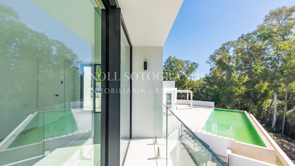 Moderne fertiggestellte Neubau-Villa in sehr privater Lage in Sotogrande Alto
