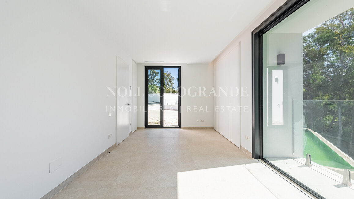 Moderne fertiggestellte Neubau-Villa in sehr privater Lage in Sotogrande Alto