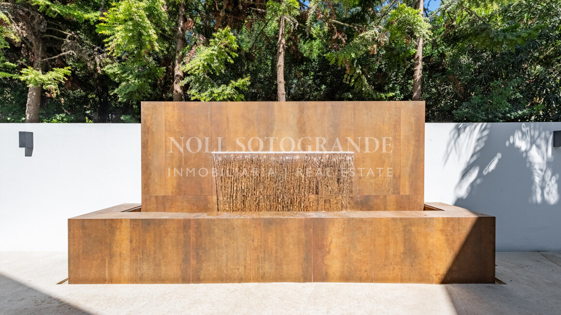 Moderne fertiggestellte Neubau-Villa in sehr privater Lage in Sotogrande Alto