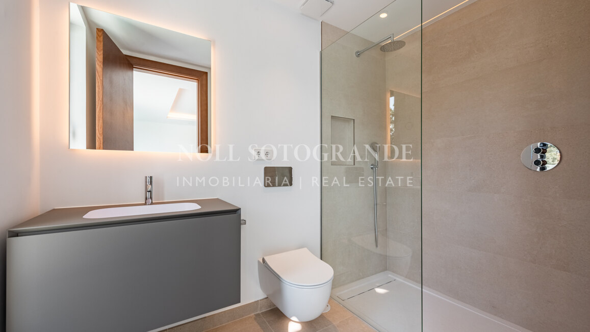 Villa Camellia - Moderne Villa mit 7 Schlafzimmern zum Verkauf in Sotogrande Alto