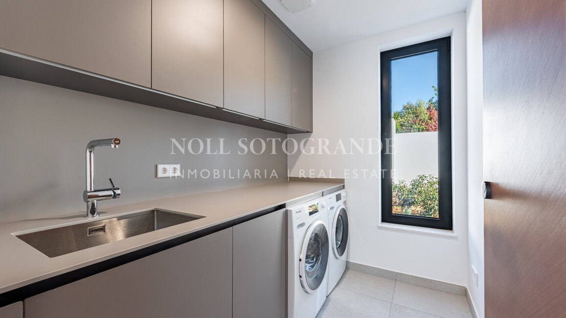 Villa Camellia - Moderne Villa mit 7 Schlafzimmern zum Verkauf in Sotogrande Alto