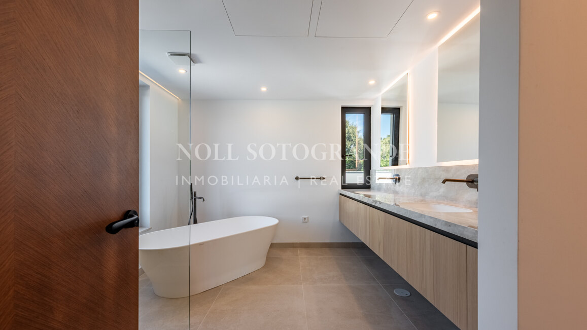Villa Camellia - Moderne Villa mit 7 Schlafzimmern zum Verkauf in Sotogrande Alto