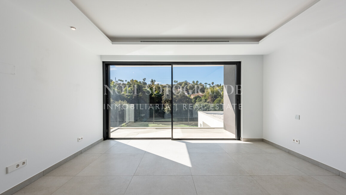 Villa Camellia - Moderne Villa mit 7 Schlafzimmern zum Verkauf in Sotogrande Alto