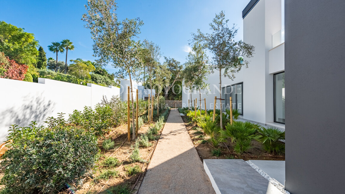 Villa Camellia - Moderne Villa mit 7 Schlafzimmern zum Verkauf in Sotogrande Alto