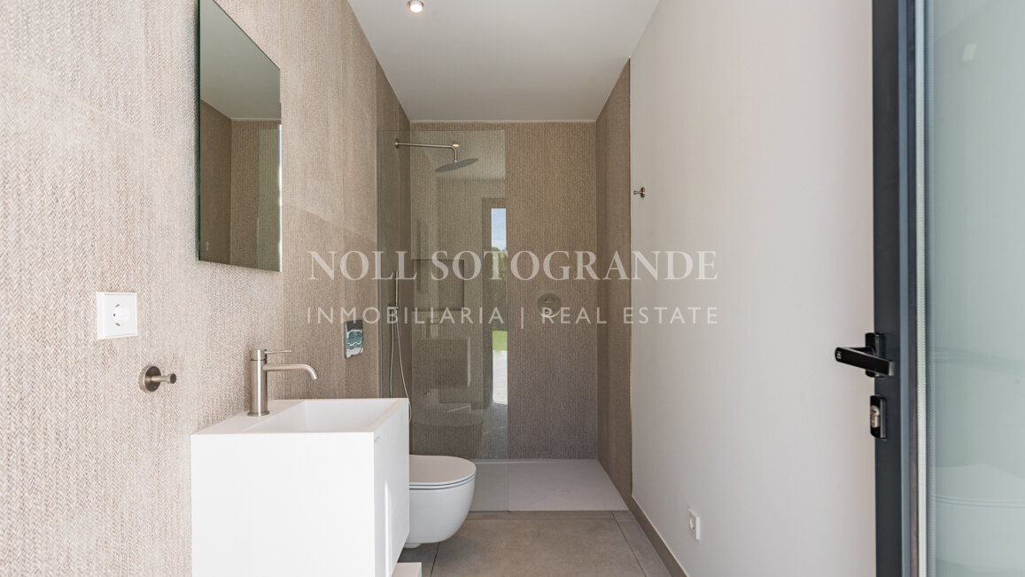 Villa Camellia - Moderne Villa mit 7 Schlafzimmern zum Verkauf in Sotogrande Alto