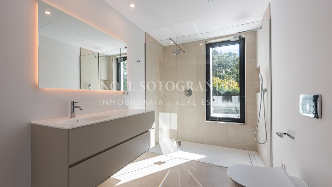 Villa Camellia - Moderne Villa mit 7 Schlafzimmern zum Verkauf in Sotogrande Alto