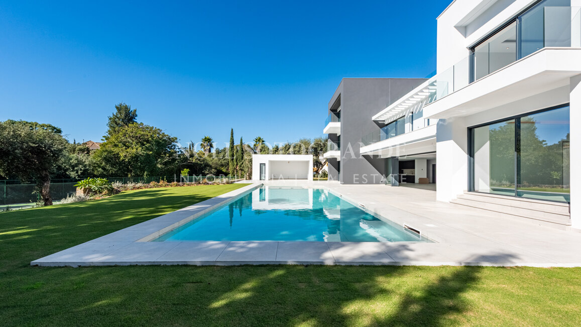 Villa Camellia - Moderne Villa mit 7 Schlafzimmern zum Verkauf in Sotogrande Alto