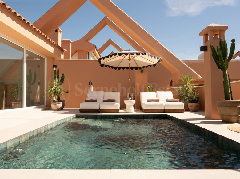 Ático reformado con terraza privada, piscina y vistas panorámicas en Magna Marbella