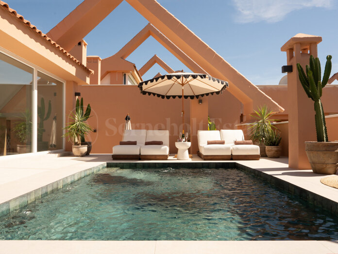 Ático reformado con terraza privada, piscina y vistas panorámicas en Magna Marbella
