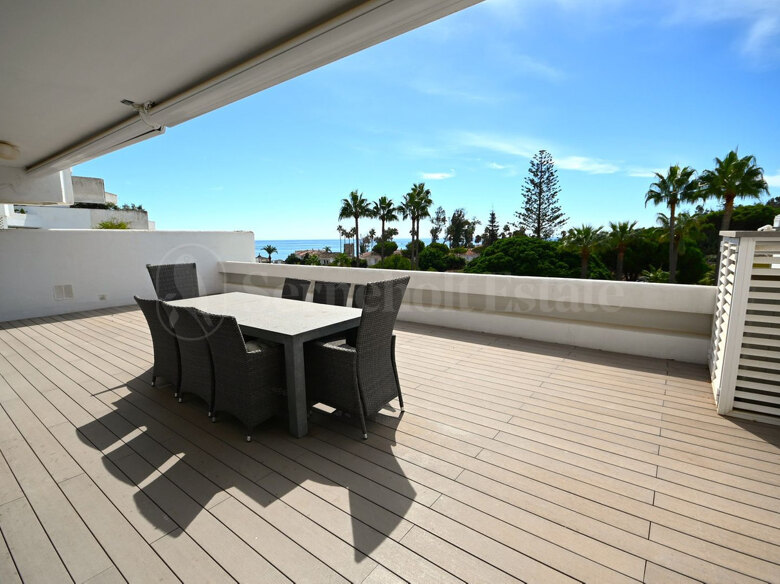 Exclusivo Apartamento en Primera Línea de Playa en Guadalmina Baja con Amplia Terraza y Vistas al Mar