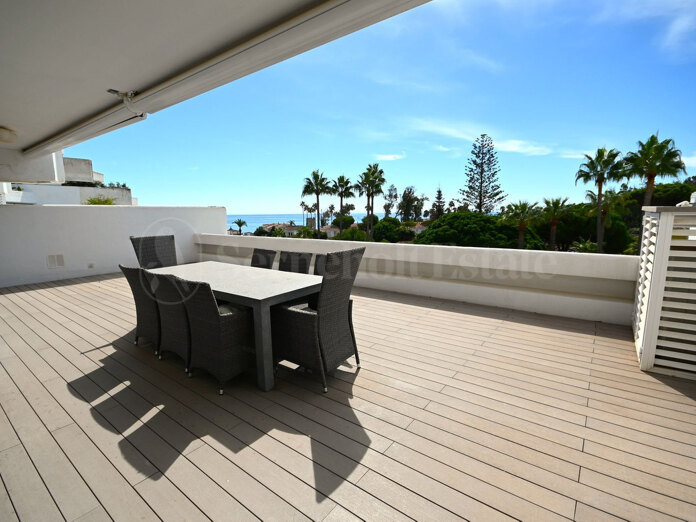 Exclusivo Apartamento en Primera Línea de Playa en Guadalmina Baja con Amplia Terraza y Vistas al Mar