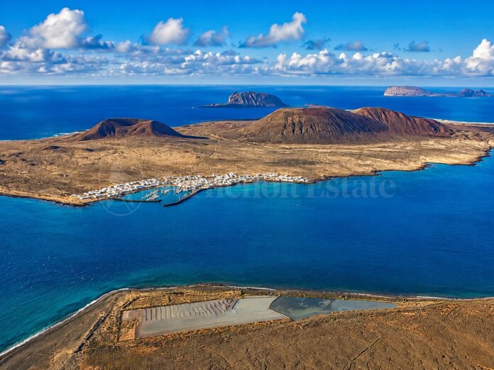Beachfront house in La Graciosa