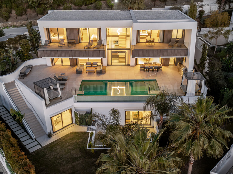 Villa contemporánea con vistas abiertas y acabados de alta calidad