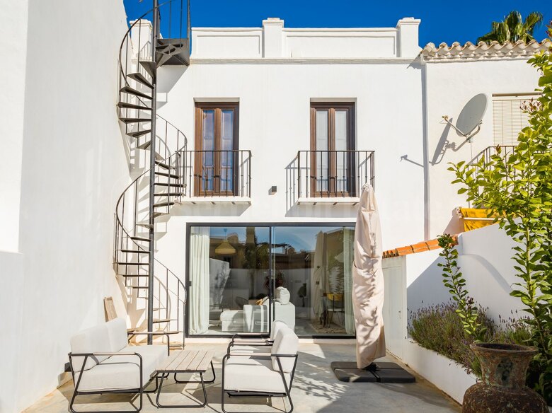 Acogedora Casa Adosada de Estilo Mediterráneo en Nueva Andalucía