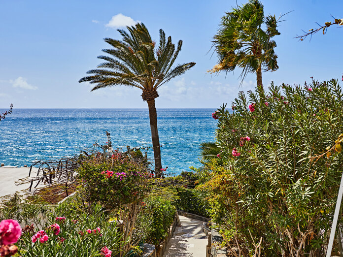 Bungalow de diseño moderno junto al mar en Las Flores