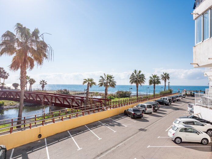 Apartamento en primera línea de playa en venta.