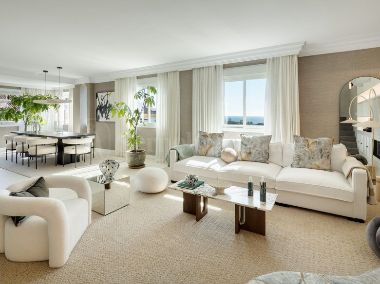 Ático Dúplex de Lujo con Vistas Panorámicas al Mar en la Milla de Oro de Marbella