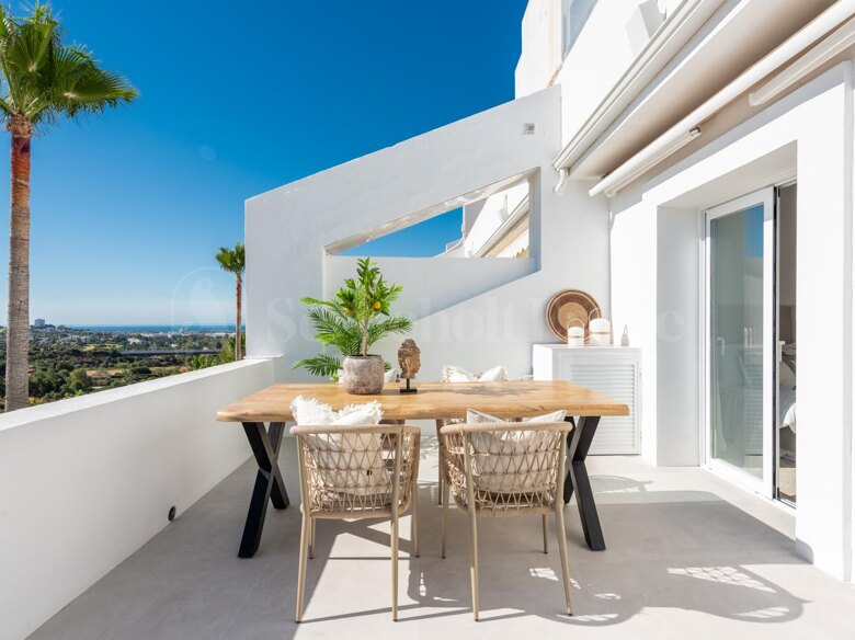 Vi presenterar en smakfullt renoverad lägenhet på mellanplan, belägen i det eftertraktade området El Mirador 2 i La Quinta, Benahavís.