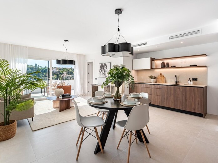 Vi presenterar en smakfullt renoverad lägenhet på mellanplan, belägen i det eftertraktade området El Mirador 2 i La Quinta, Benahavís.