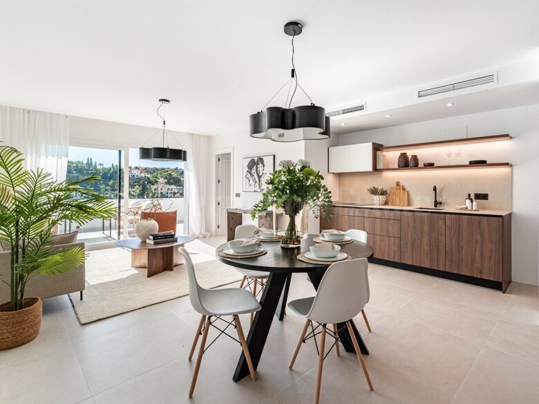 Vi presenterar en smakfullt renoverad lägenhet på mellanplan, belägen i det eftertraktade området El Mirador 2 i La Quinta, Benahavís.
