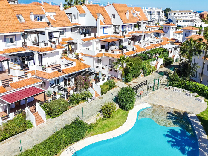 Apartamento en Planta Baja con Amplia Terraza junto a la Piscina en Vistalmar Norte