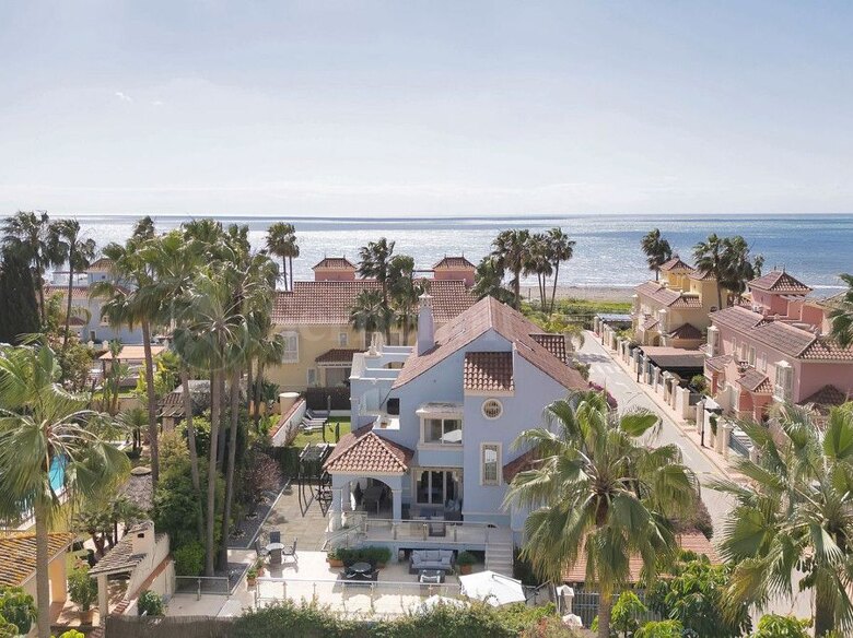 Lujosa Casa Adosada junto a la Playa en Puerto Banús – Ubicación Privilegiada y Gran Potencial de Inversión