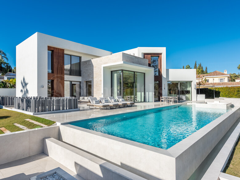 VILLA IMAGINE - SPECTACULAR VILLA FRONT-LINE GOLF TO LAS BRISAS