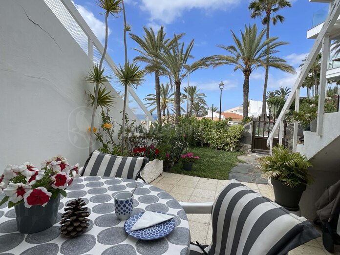 Apartamento tranquilo: elegancia frente al mar con vistas al océano y piscina privada.