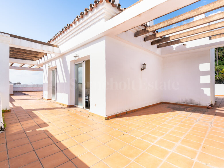 Duplex takvåning med stor takterrass i Selwo, Estepona