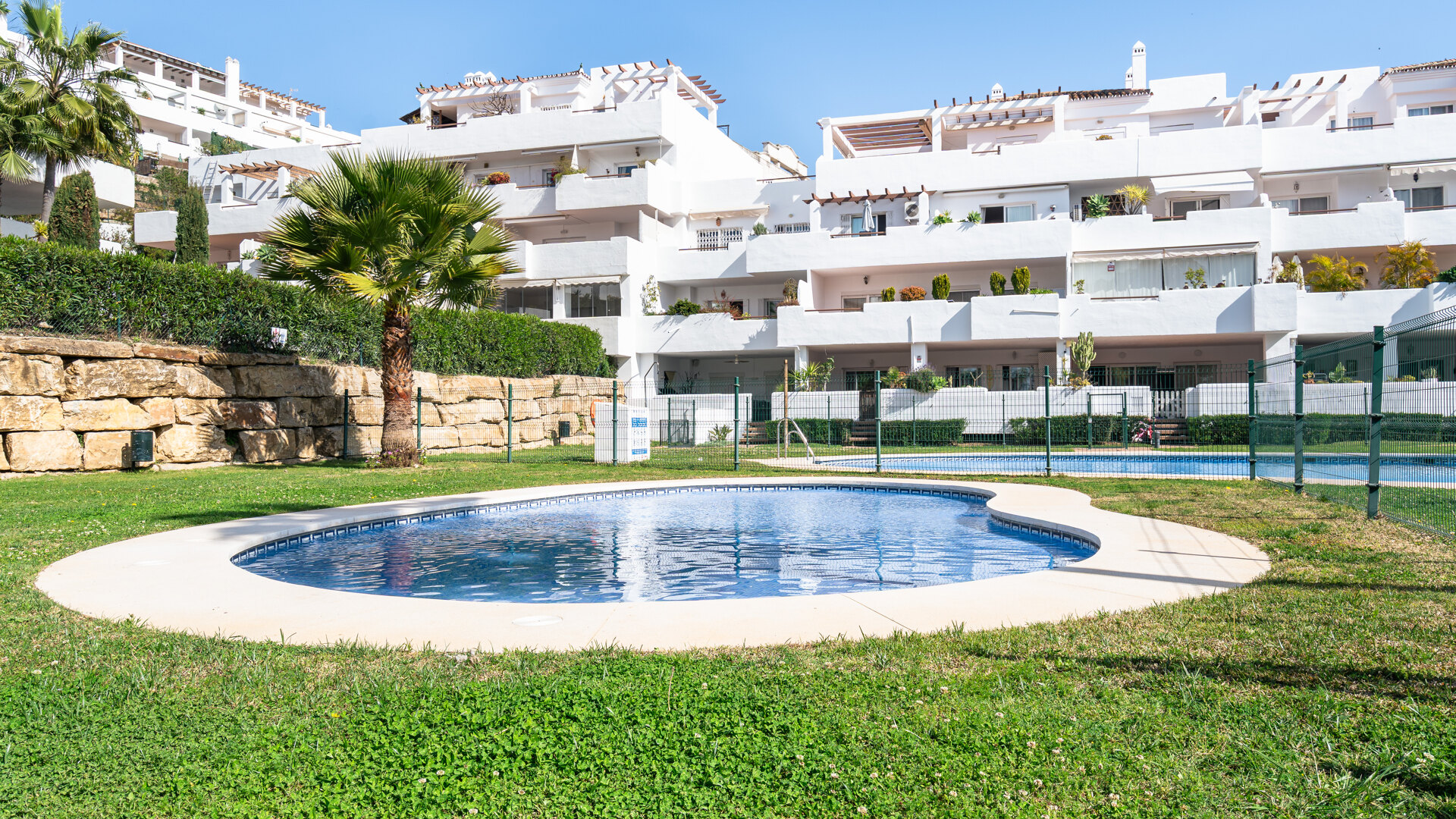 Duplex penthouse with large rooftop terrace in Selwo, Estepona