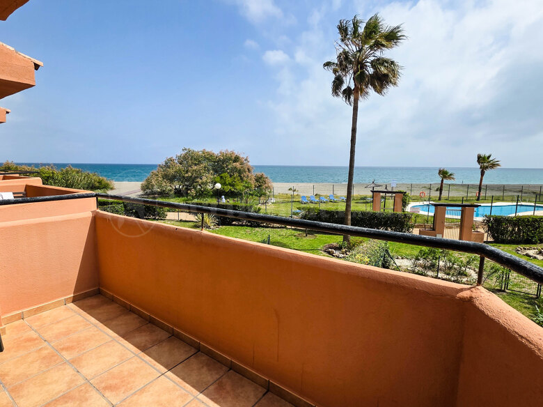 Adosado en Primera Línea de Playa con Jardín Privado y Vistas Panorámicas al Mar en Manilva Beach