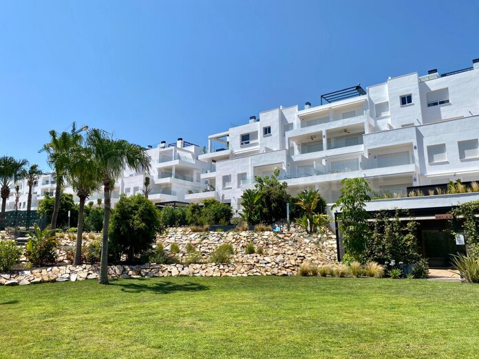 Luxuriöses, modernes Penthouse mit beeindruckendem Solarium und Meerblick in Punta Prima