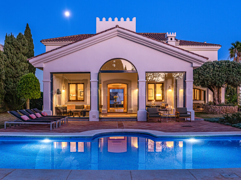 Elegant villa with sea and mountain views in exclusive Puerto del Almendro – just above San Pedro.