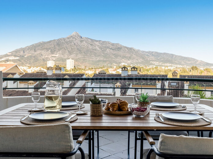 Elegantes Apartment mit Meerblick in Señorio de Aloha, Nueva Andalucía