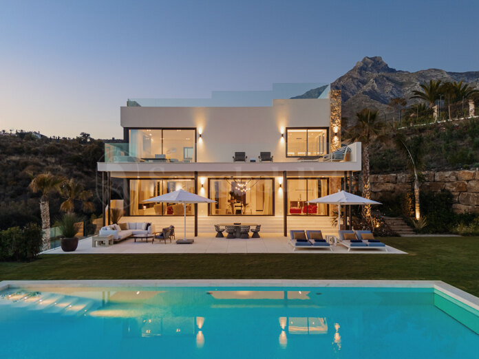 Elegancia Contemporánea y Vistas al Mar: Una Joya Exclusiva en Marbella Hill Club