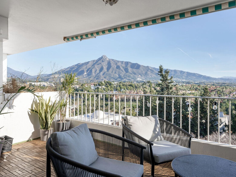 Apartamento en Última Planta Junto a Centro Plaza, Nueva Andalucia