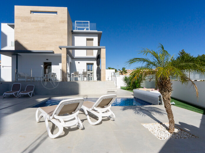 Amplio y lujoso chalet pareado con piscina climatizada en Villamartín, Orihuela Costa