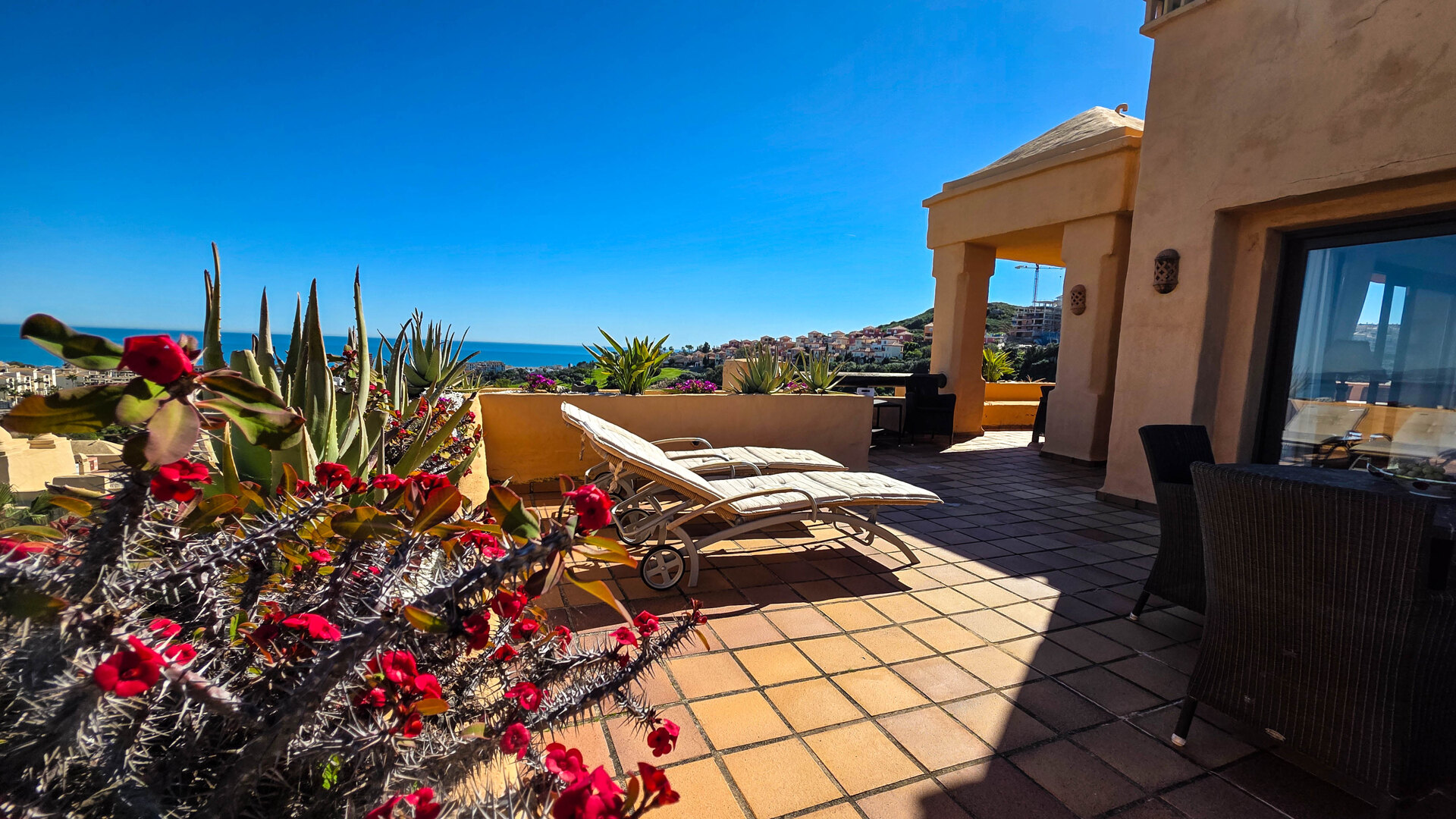 Penthouse med hörnläge och panoramautsikt över havet i La Duquesa
