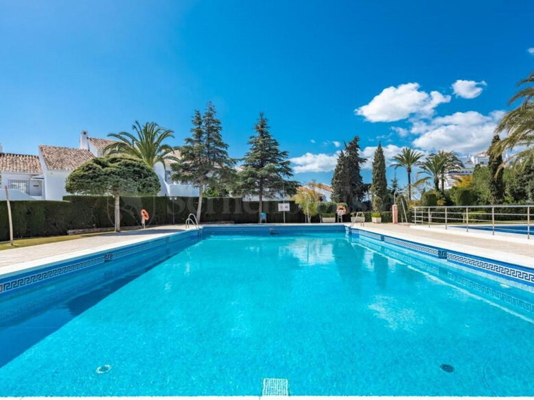 Luminoso Apartamento de 3 Dormitorios Totalmente Reformado con Ubicación Privilegiada en Nueva Andalucía