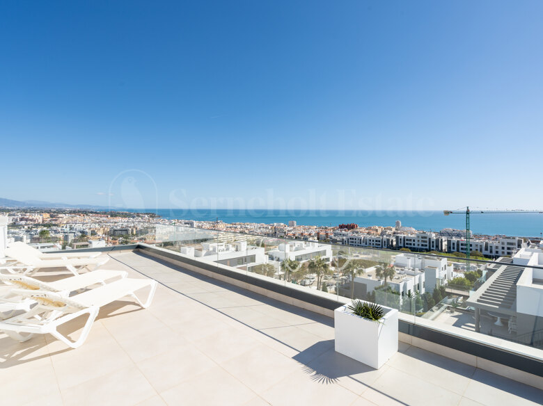 EXCEPTIONELLT PANORAMAPENTHOUSE MED PRIVAT HISS – LAS MESAS, ESTEPONA
