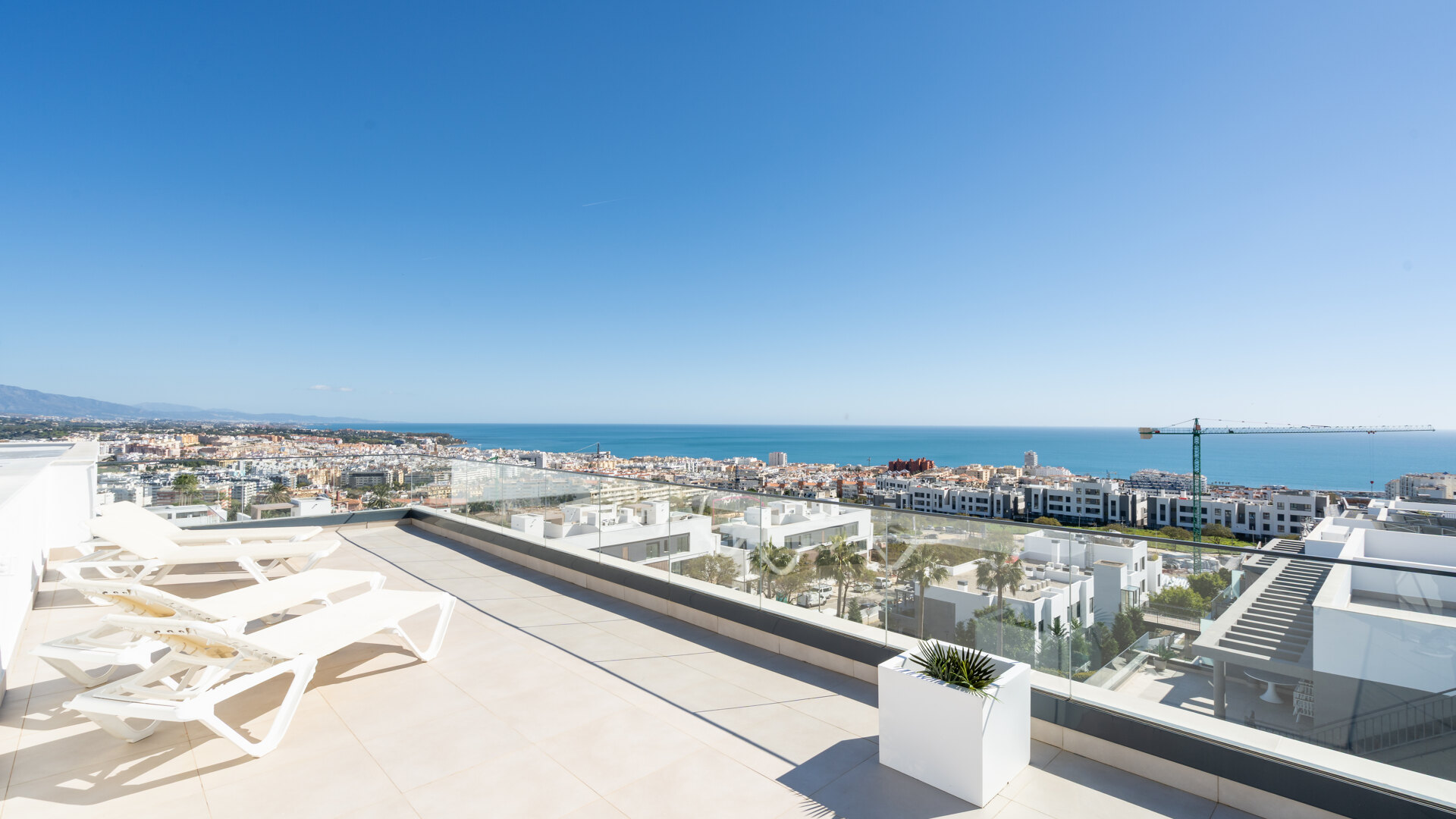 EXCEPTIONELLT PANORAMAPENTHOUSE MED PRIVAT HISS – LAS MESAS, ESTEPONA