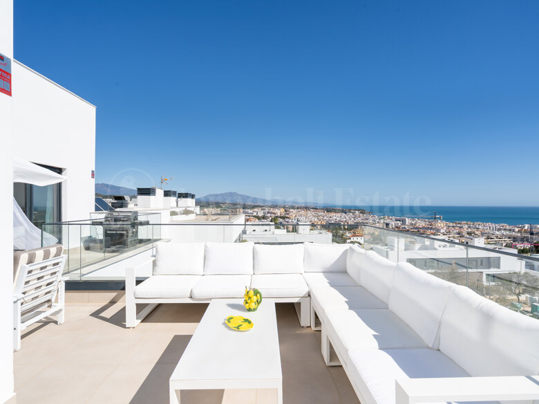 EXCEPTIONAL PANORAMIC PRIVATE-LIFT PENTHOUSE – LAS MESAS, ESTEPONA