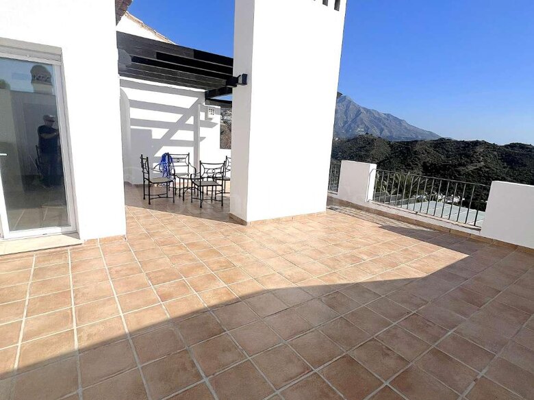 Apartment for sale in Altos De La Quinta, Benahavís view