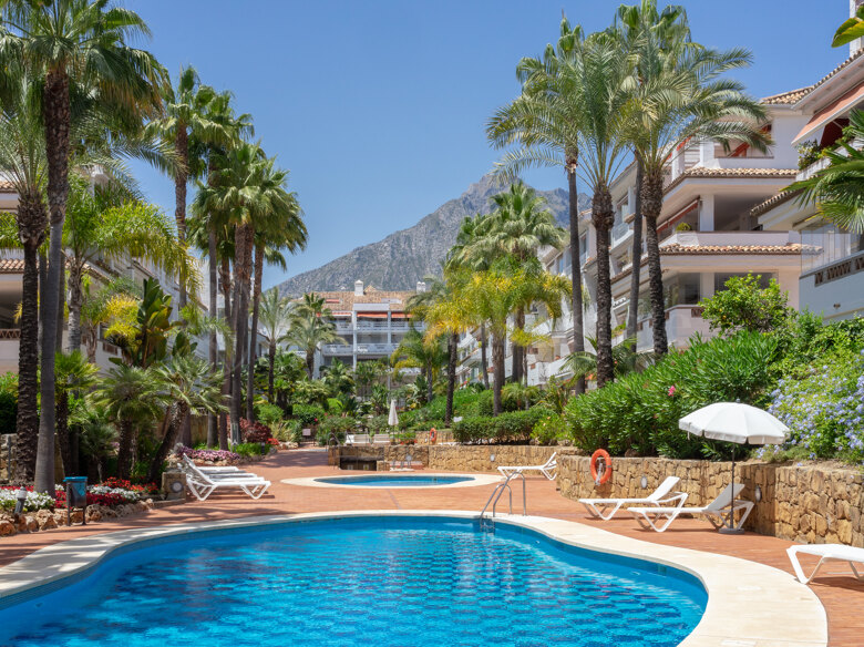 Excelente, totalmente renovado, apartamento de tres dormitorios en primera planta en Milla de Oro de Marbella