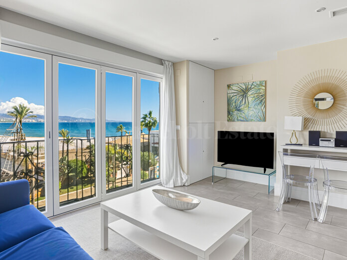 Zwei-Zimmer-Wohnung am Strand mit Meerblick und Bergblick, im Herzen von Puerto Banús.