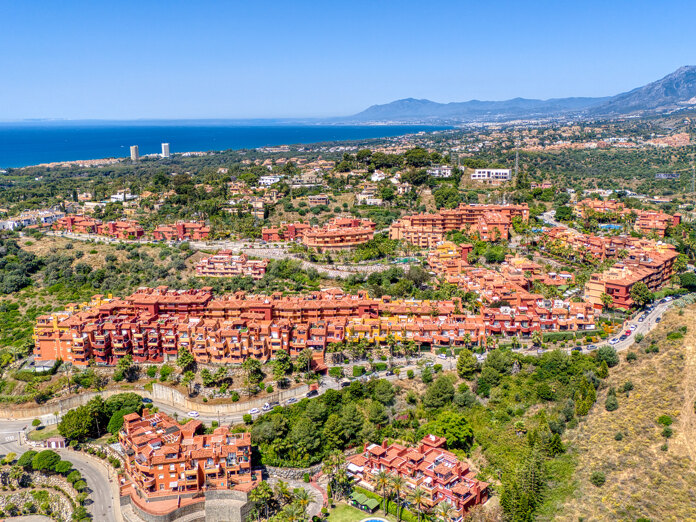 Schöne renovierte, südwestlich ausgerichtete, zwei Schlafzimmer Wohnung in der Wohngegend von Reserva de Marbella