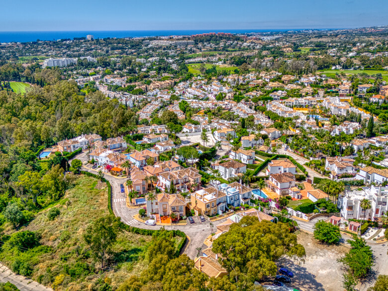 Elegante casa de dos dormitorios, orientada al suroeste, situada en una exclusiva comunidad cerrada de Nueva Andalucía, Marbella