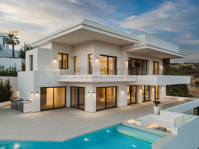 Frontline Golf Villa with Sea Views