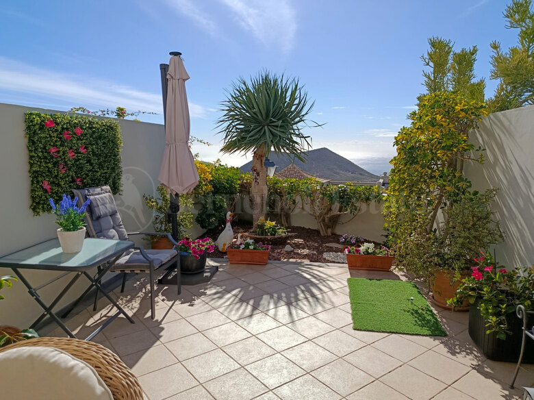 Charming Townhouse with Stunning Sea Views